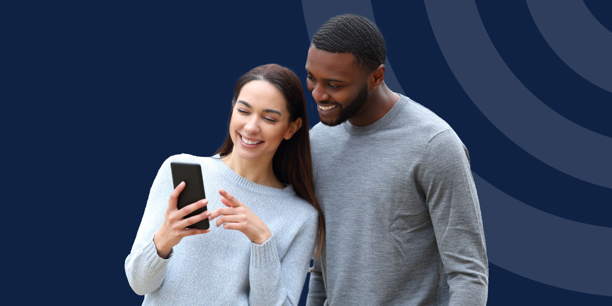 dos personas viendo un celular